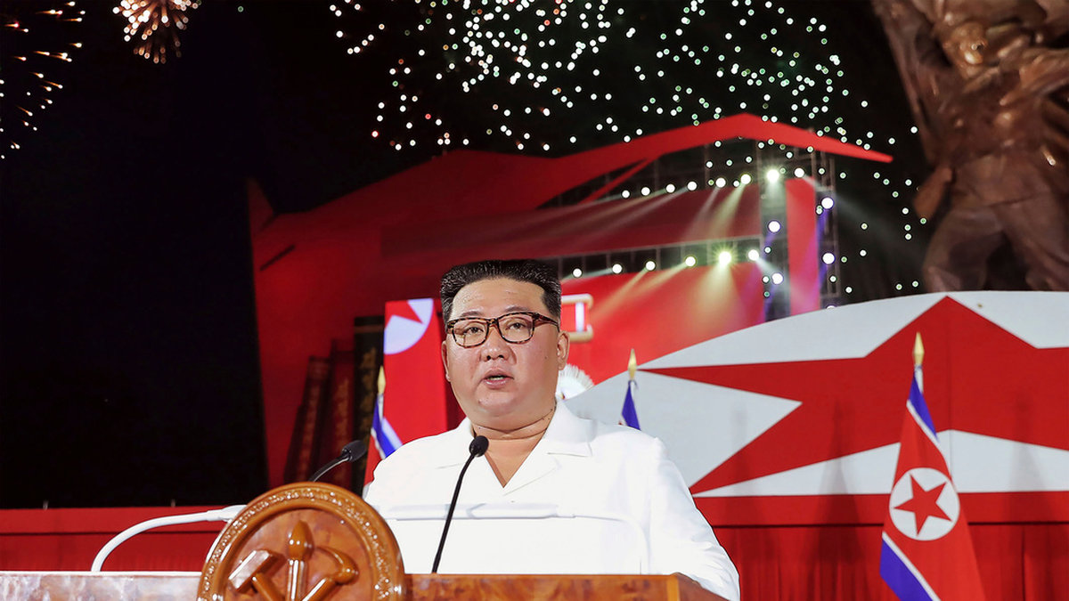 Nordkoreas ledare Kim Jong-Un. Bild tillhandahållen i slutet av juli av den statliga nyhetsbyrån KCNA och beskrivs föreställa ledaren under ett tal vid festligheter för att uppmärksamma årsdagen av vapenstilleståndsfördraget med Sydkorea.