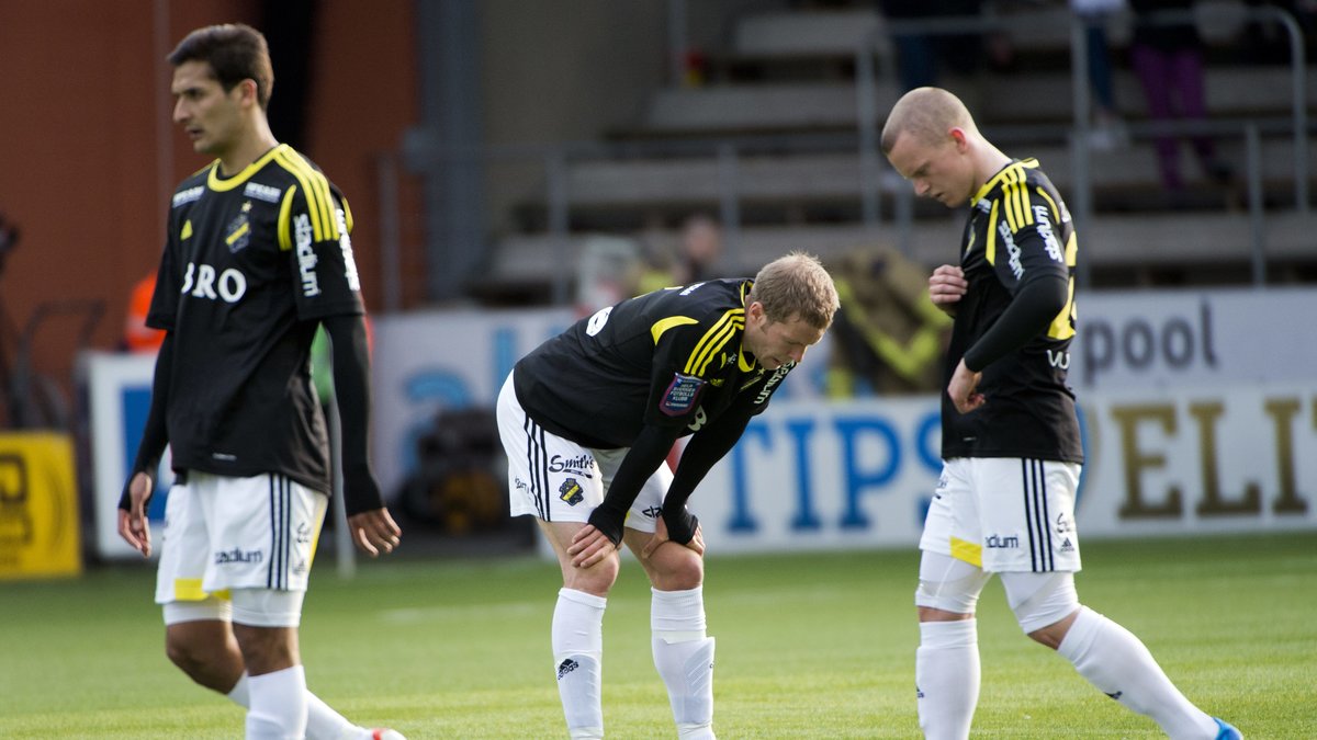 AIK-spelarna deppar efter vårens förlust.