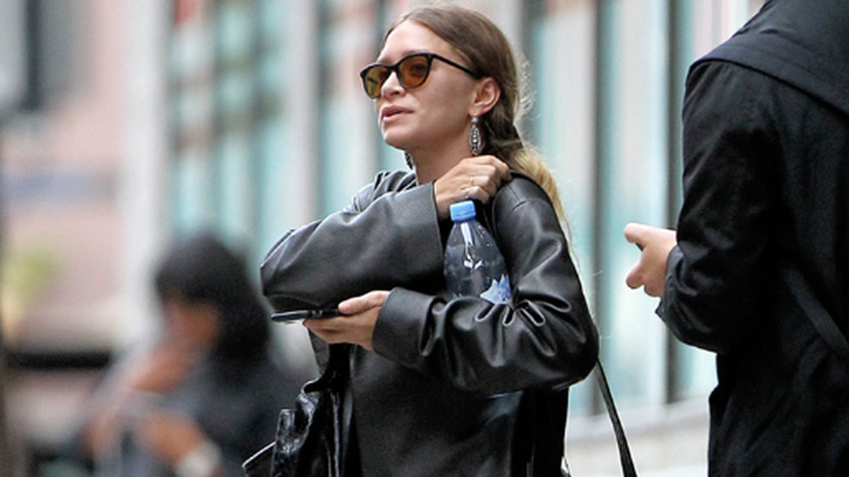 Ashley Olsen flänger runt i New York klädd i läder.