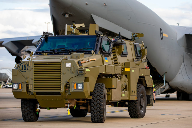 Ukrainska styrkor lär sig köra australiska Bushmaster med hjälp av undertextade informationsvideor.