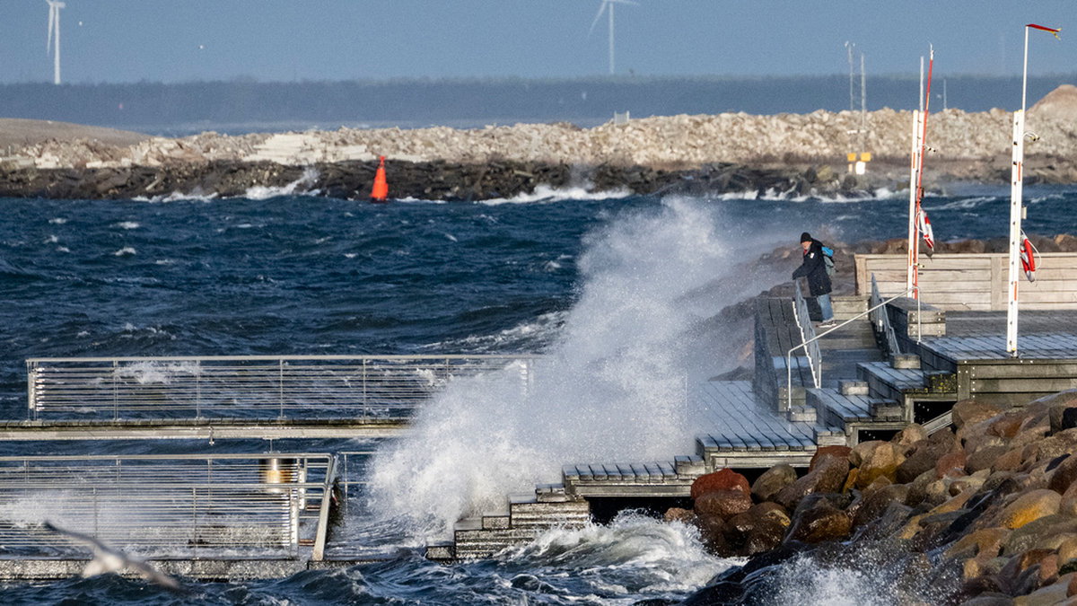 En saltstänkt stormspanare på Scaniabadet i Malmö när höga vattennivåer i Öresund och stormbyar skapade höga vågor på torsdagen.