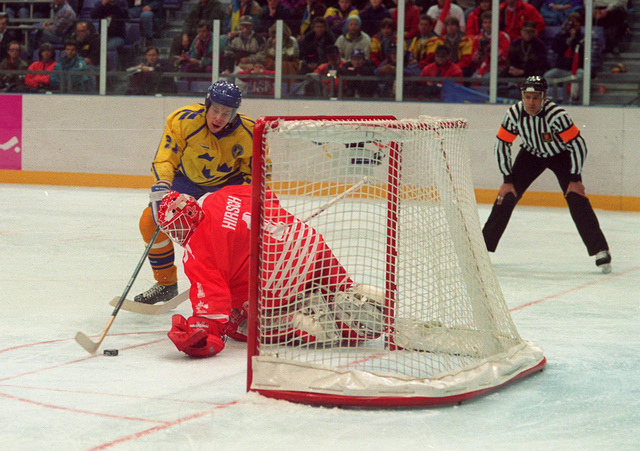 Peter Forsberg sätter den klassiska straffen i OS i Lillehammer 1994.
