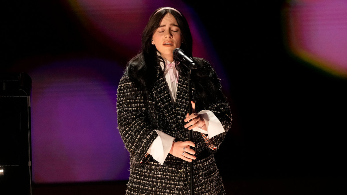 Billie Eilish sjöng sin låt ur Barbie, 'What Was I Made For?' på Oscarsgalan i Los Angeles där galavärden var Jimmy Kimmel.