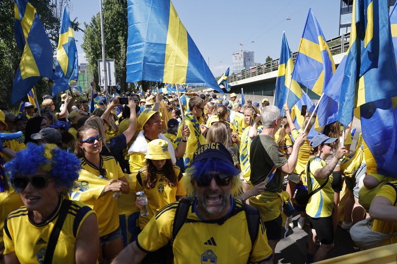 De svenska fansen har gemensamt tågat mot arenan inför alla Sveriges EM-matcher. Här inför premiären mot Danmark i Genève.