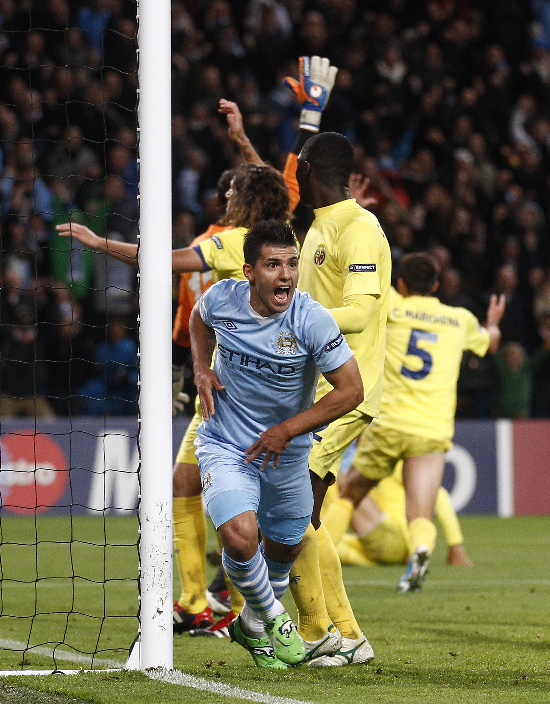 Serigo Agüero, Manchester City. Serigo Agüero, Manchester City.