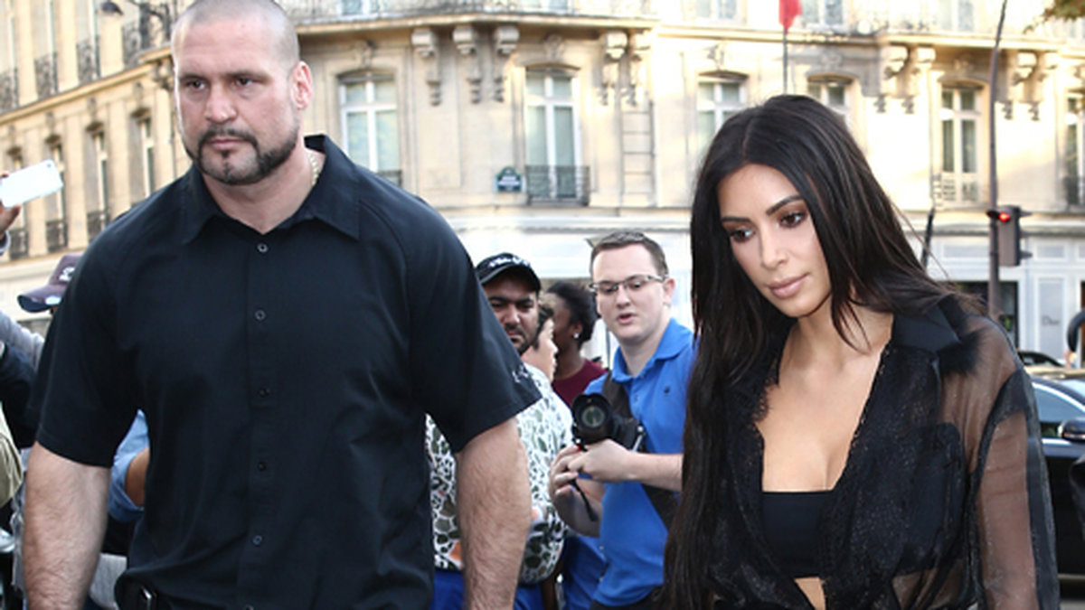Kim Kardashian med sin livvakt Pascal Duvier. 