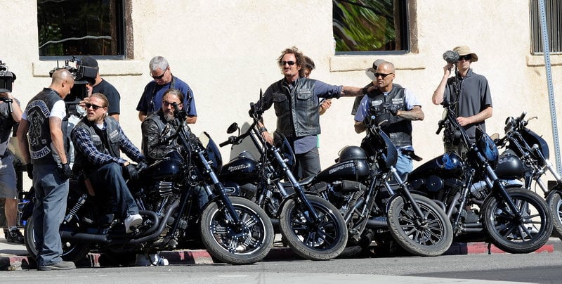 Theo Rossi, Charlie Hunnam, Tommy Flanagan, Kim Coates under inspelningen av Sons of Anarchy. Foto: Stella Pictures