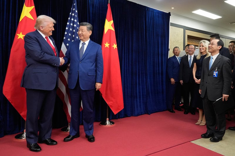 Donald Trump och Xi Jinping tar varandra i hand i Busan, Sydkorea, den 30 oktober.