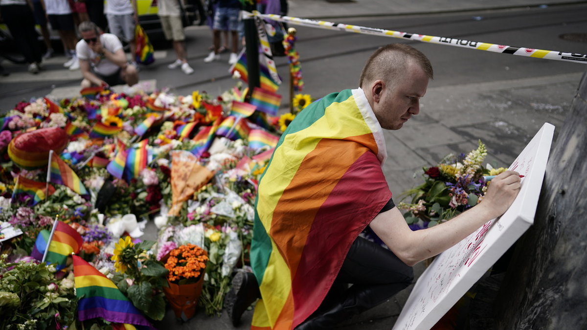 Blommor lades på platsen där två personer dödades, dagen efter dådet i Oslo den 25 juni.