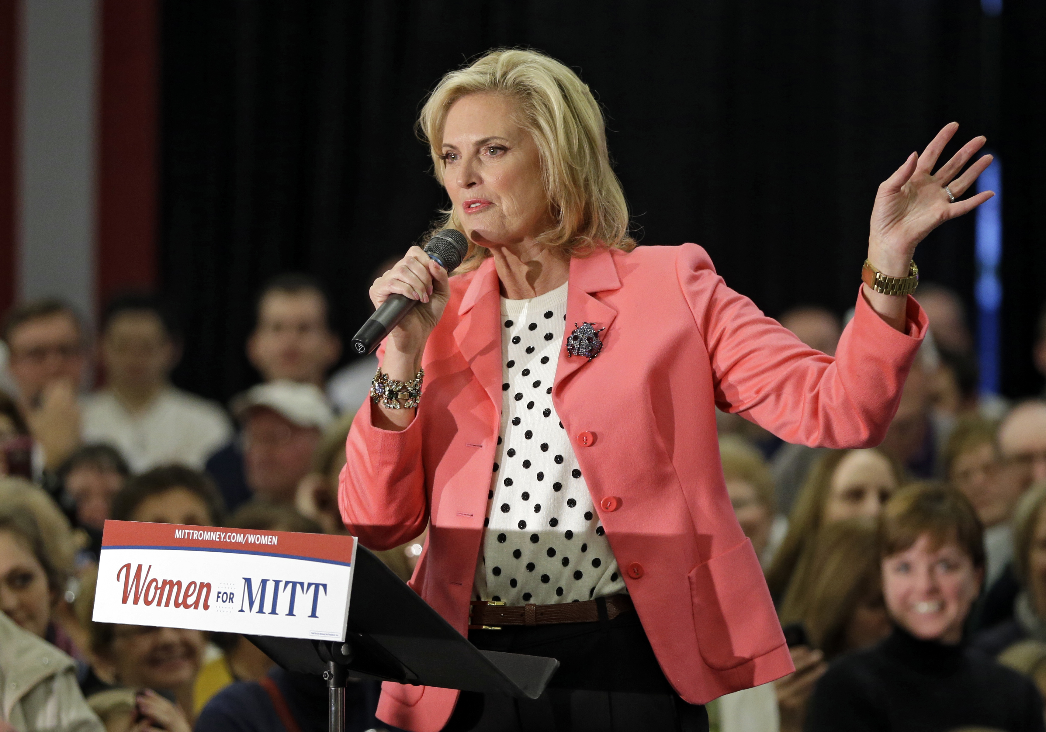 Mitts fru Ann Romney försöker få kvinnorna att rösta republikanskt, men jobbar lite i motvind. Mitts fru Ann Romney försöker få kvinnorna att rösta republikanskt, men jobbar lite i motvind.