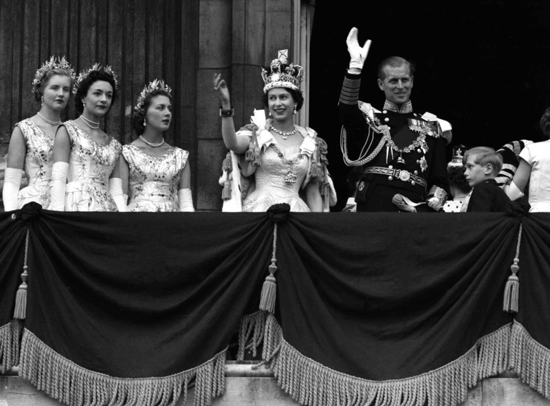 Den nykrönta Elizabeth II med maken prins Philip och andra släktingar på Buckingham Palaces balkong den 2 juni 1953.