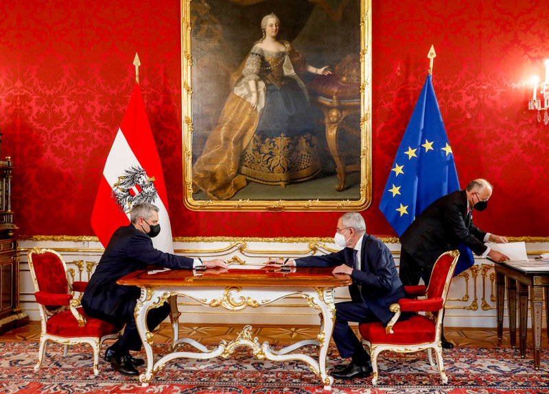Karl Nehammer, till vänster, svärs in som ny förbundskansler i december 2021. Det har blivit många ceremonier av det här slaget för presidenten Alexander Van der Bellen.