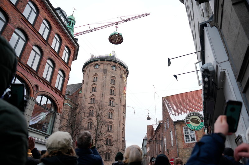 Åskådare bevittnade när kupolen avlägsnades med hjälp av en lyftkran mitt i Köpenhamn.