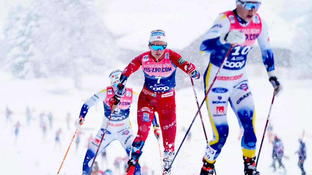 Emma Ribom, Norges Anne Kjersti Kalvå och Jonna Sundling krigar på i det tunga föret under onsdagens jaktstart, 20 kilometer klassiskt, i Davos.