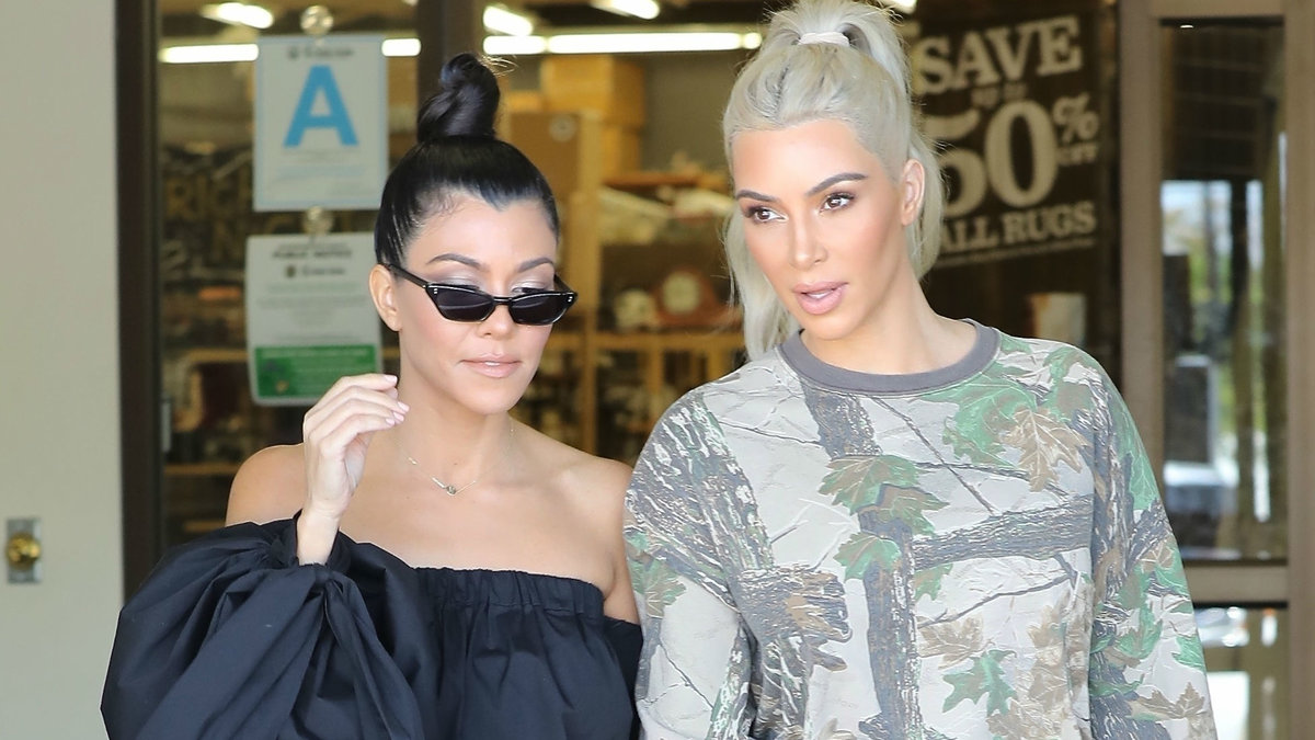 Kourtney Kardashian och Kim ute i Beverly Hills i veckan.