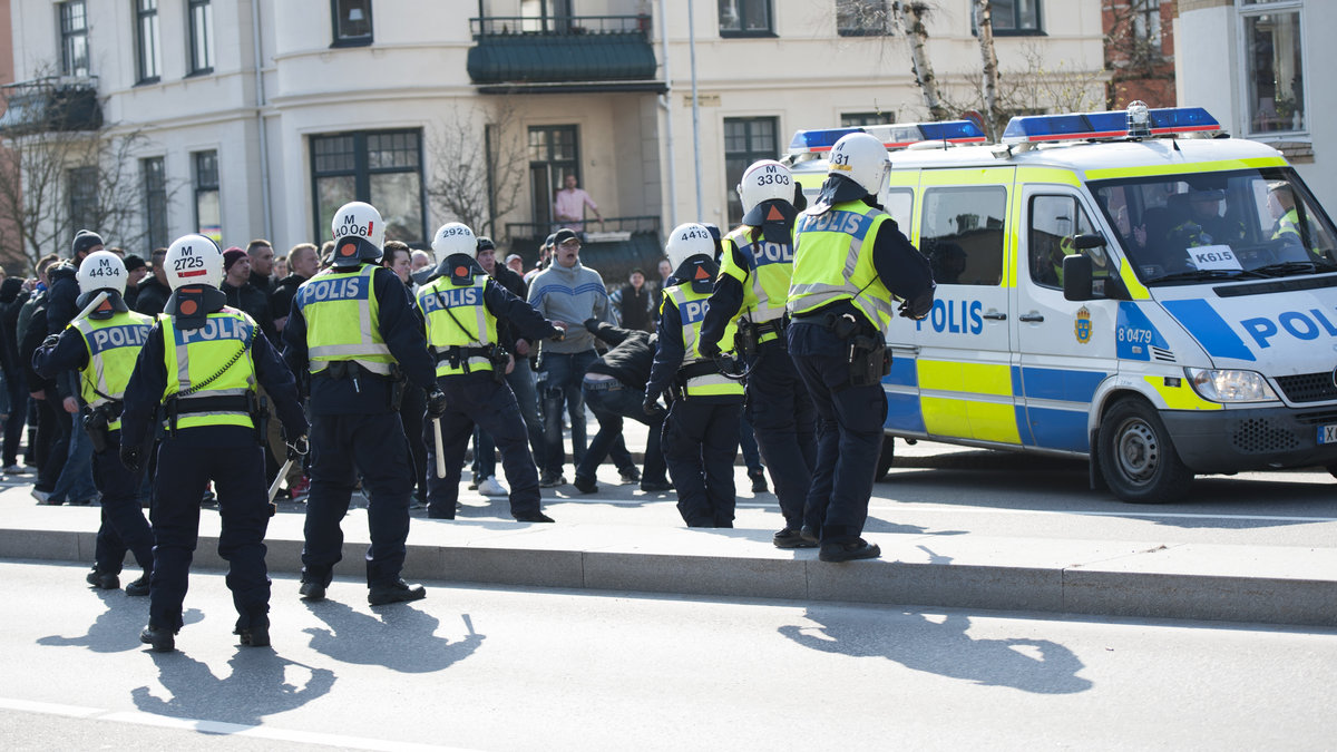 Polisen hade fullt upp under söndagens match mellan Helsingborg och Djurgården.