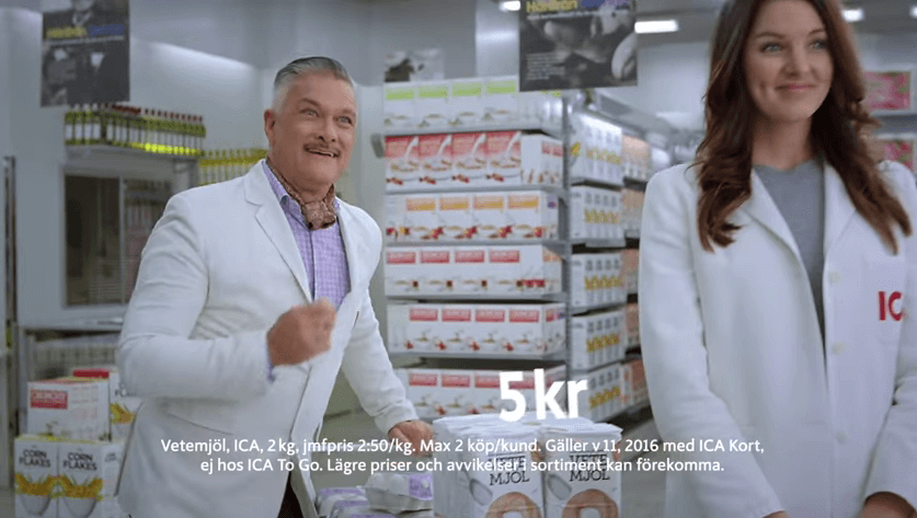 Se när Abdullah tar plats bredvid Ica-Stig i nya reklamfilmen