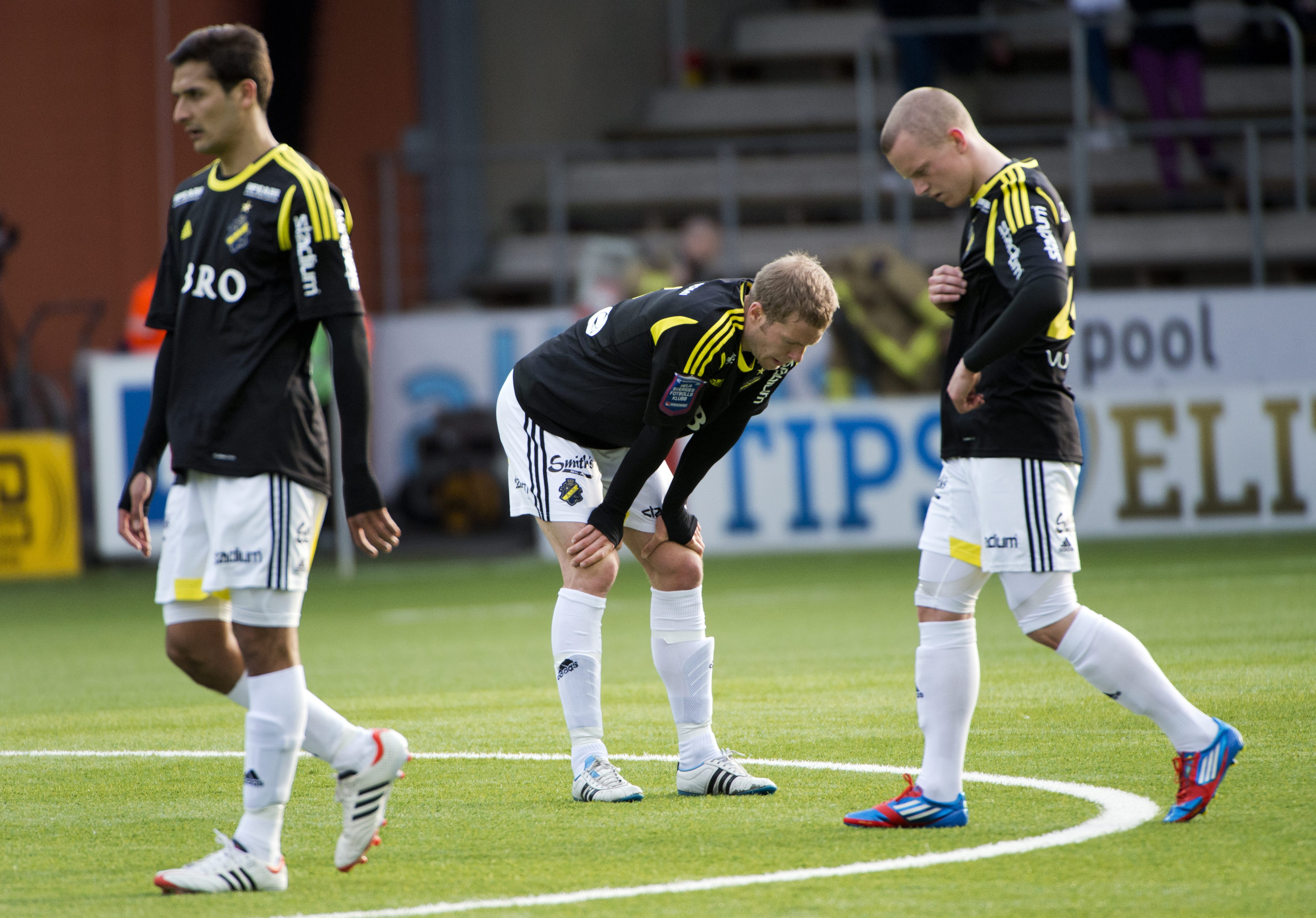 AIK-spelarna deppar efter vårens förlust.
