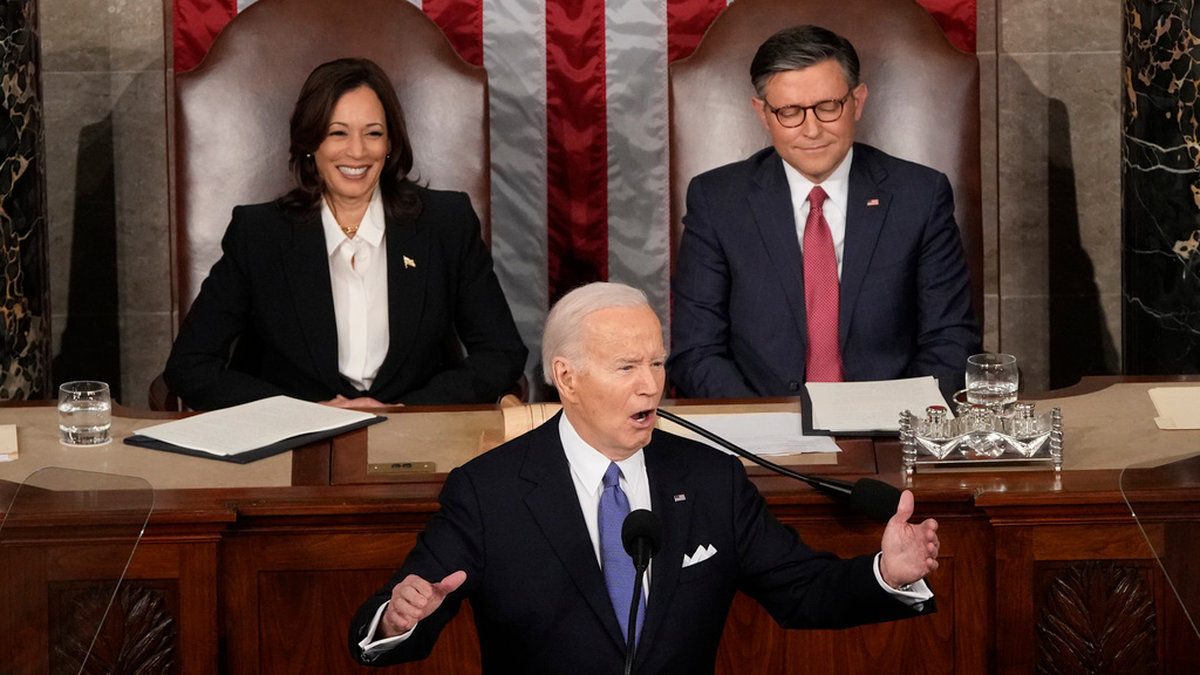 USA:s president Joe Biden talar till nationen med vicepresidenten Kamala Harris och representanthusets republikanske talman Mike Johnson bakom honom.