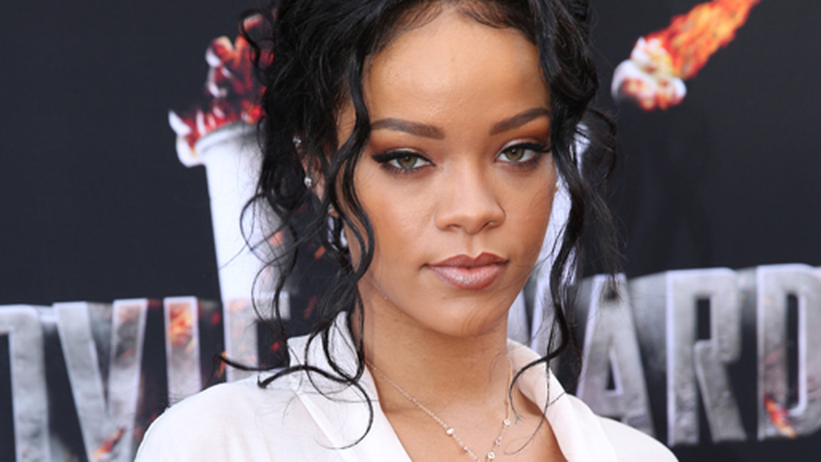 Rihanna levererade "Umbrella" år 2007. 