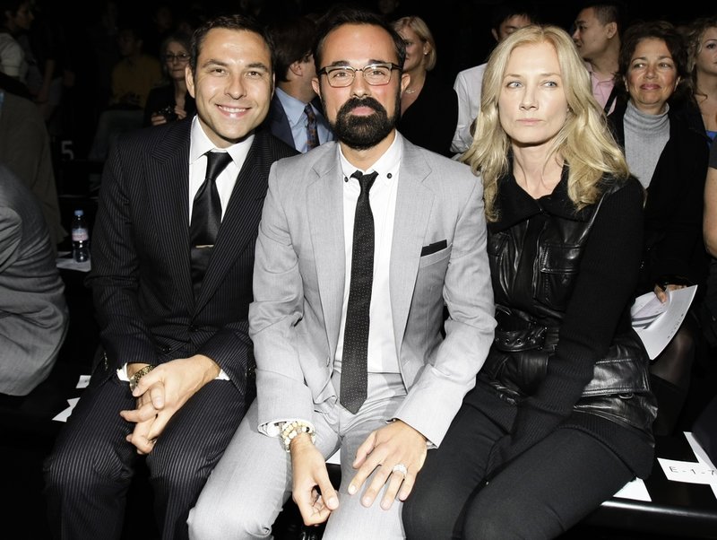 Jevgenij Lebedev, här mellan nöjesprofilerna David Walliams och Joely Richardson på Londons modevecka. Arkivbild.