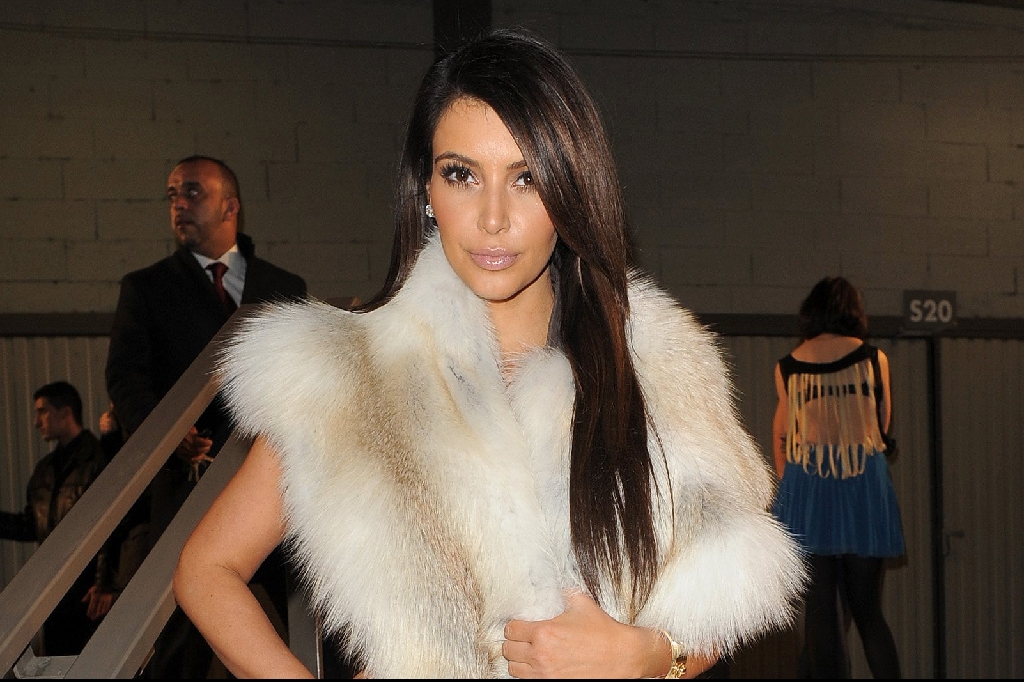 Kim Kardashian provocerar inte bara med sitt svindyra inköp. Hon retar även upp många djurälskare med den här pälsen som nästan är större än henne själv.