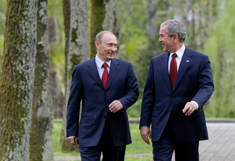 2008 tog Vladimir Putin emot USA:s dåvarande president George W. Bush i palatset vid Svarta havet. Foto: Alexander Zemlianichenko/TT 2008 tog Vladimir Putin emot USA:s dåvarande president George W. Bush i palatset vid Svarta havet. Foto: Alexander Zemlianichenko/TT