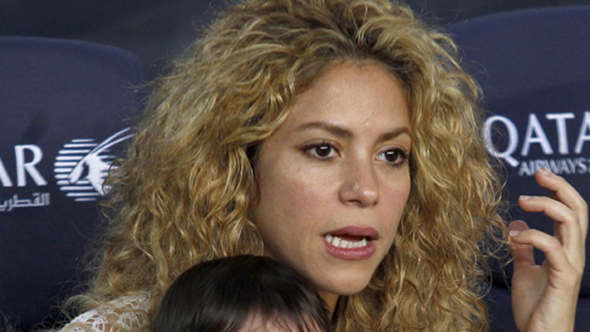 Hur söt kan man vara? Sångerskan Shakira tittar på en Barcelona-match med sonen Milan Pique.