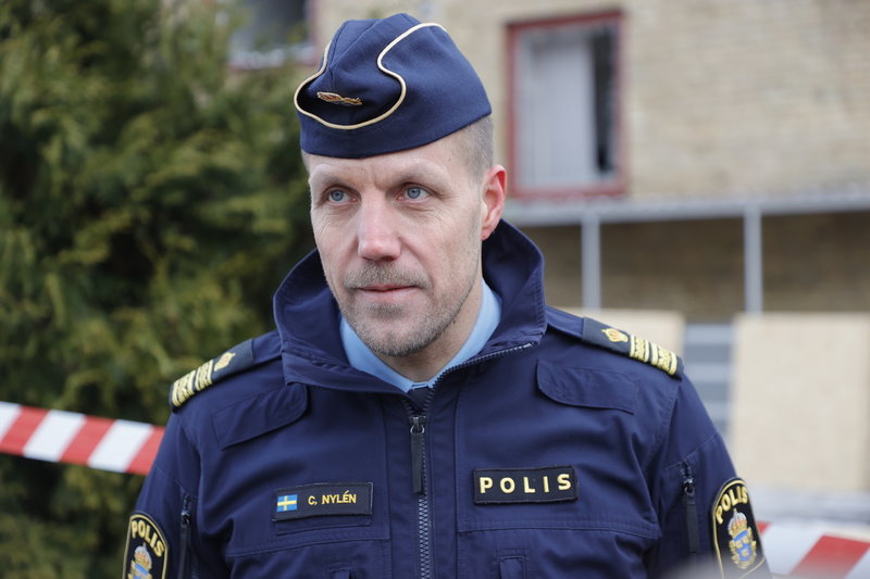 Lokalpolisområdeschef Christian Nylén dagen efter explosionen vid en port till ett flerfamiljshus i Mölndal.