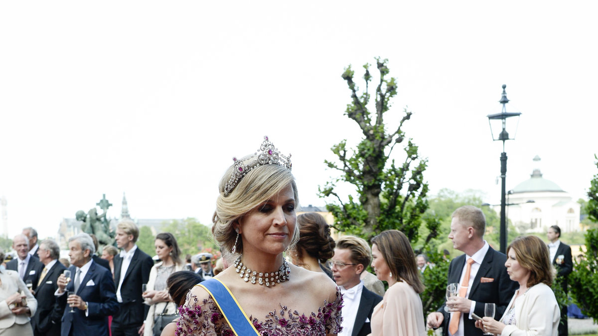 Hollands drottning Maxima bar en lila spetklänning.
