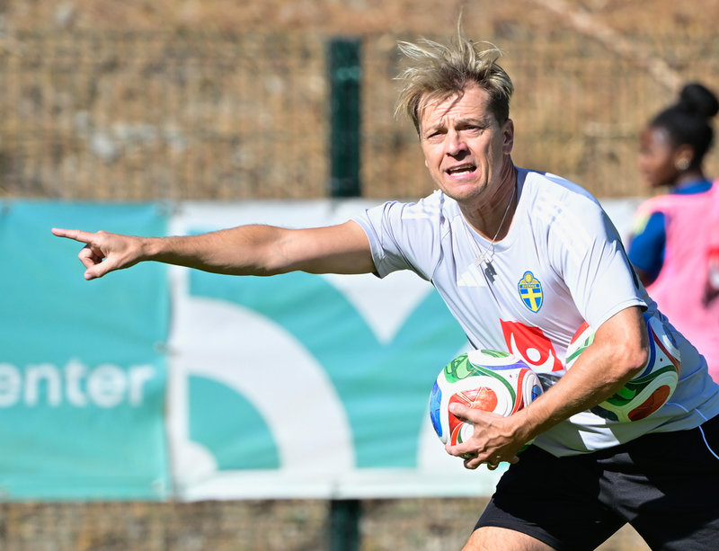 Hög press eller ingen press alls är alternativen när man försvarar mot Spanien, säger Sveriges nya förbundskapten Tony Gustavsson.