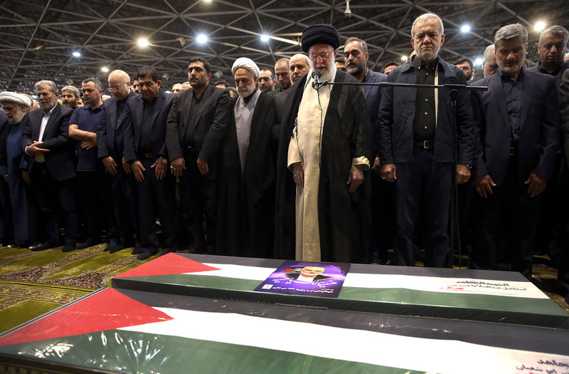 Irans högste ledare ayatolla Ali Khamenei och president Masoud Pezeshkian vid kistorna tillhörande Hamasledaren Ismail Haniyeh och hans livvakt, som dödades i Teheran i ett dåd som Israel anklagas för.