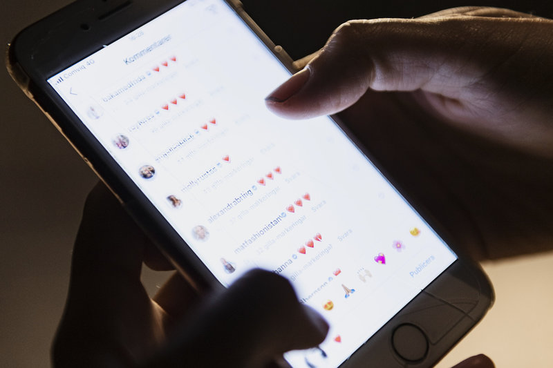 Ny teknik stärker den vuxna hjärnan, till skillnad från barns och ungas skrollande. Arkivbild.