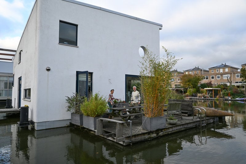 Martha Vintges och Gert Engbers uppskattar rymden utanför sitt hus, något som är ovanligt i det tätt bebyggda Nederländerna. "Vi är seglare, så vi gillar vattnet väldigt mycket", säger Martha.