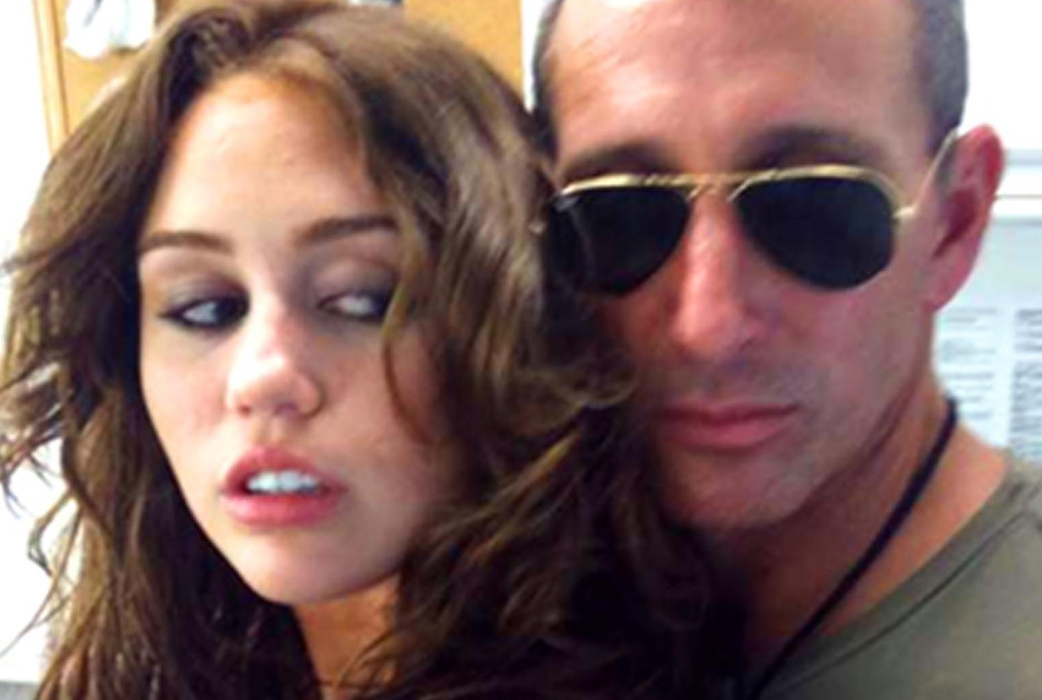 När Miley var 17 hamnade hon i blåsväder. Då började det cirkulera en video på nätet där hon gav filmproducenten Adam Shankman, 45, en lapdance. Miley gned sig mot Shankmans skrev och började knäppa upp sin kofta. När Miley var 17 hamnade hon i blåsväder. Då började det cirkulera en video på nätet där hon gav filmproducenten Adam Shankman, 45, en lapdance. Miley gned sig mot Shankmans skrev och började knäppa upp sin kofta.