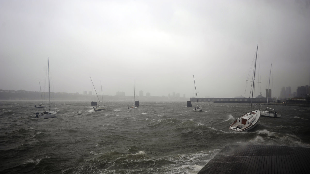Stormen drar närmare land. Båtar uppges ha förstörts.