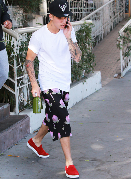 Justin Bieber i blommiga shorts. 
