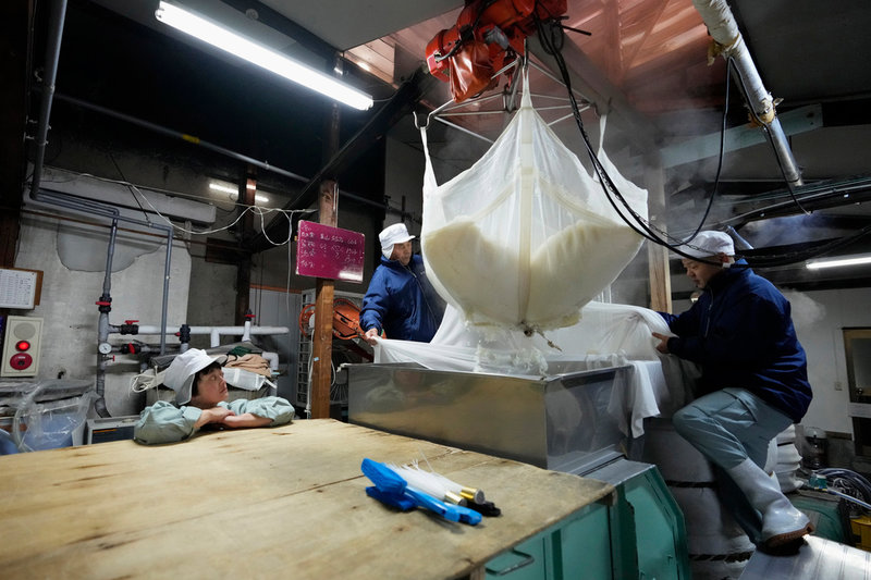 Inflationen har drivit upp priset på dagligvaror i Japan. Priset på ris har fördubblats sedan 2024. Här tillverkas saké i Okaya i centrala Japan. Arkivbild.