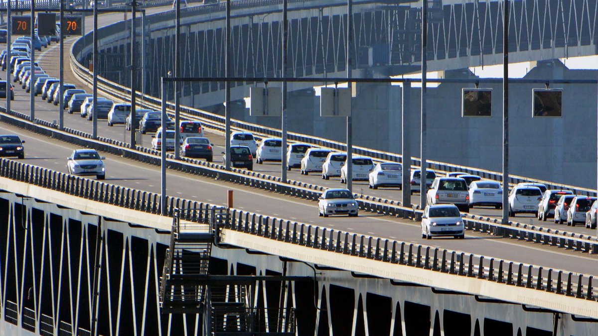 Över 70 000 fordon färdas över bron varje dag. 