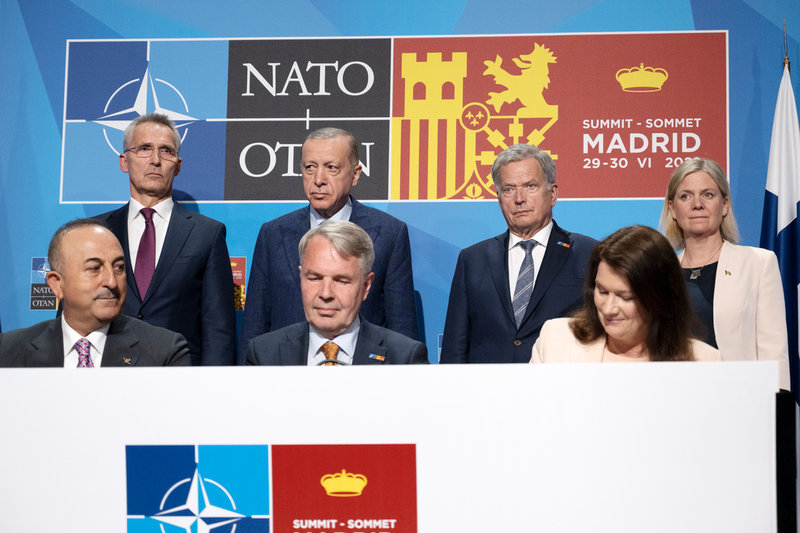 Ett memorandum skrevs under av Turkiets utrikesminister Mevlüt Çavusoglu, Finlands utrikesminister Pekka Haavisto och Sveriges utrikesminister Ann Linde på tisdagskvällen.