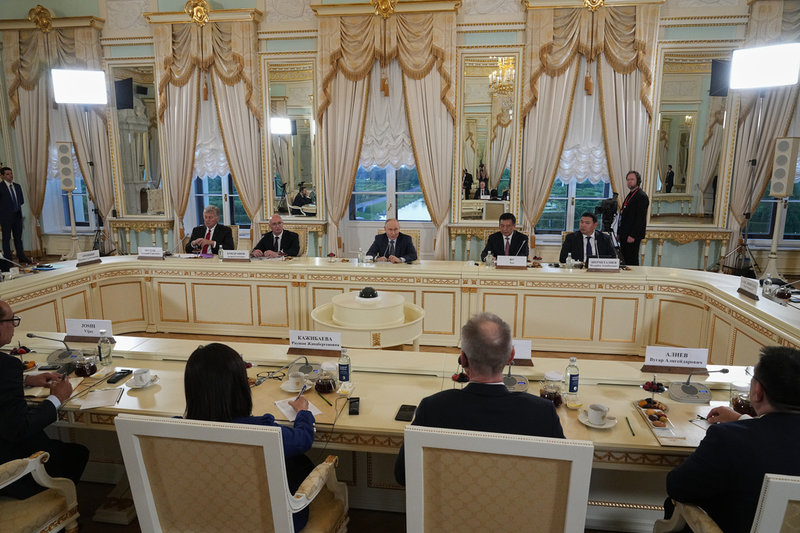 Rysslands president Vladimir Putin pratar med internationella nyhetsbyråer på torsdagen.