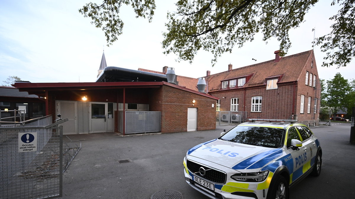 Polisen på plats på Kyrkskolan på Malmövägen i centrala Svedala på söndagskvällen efter att ett barn fallit från ett 10 meter högt tak.