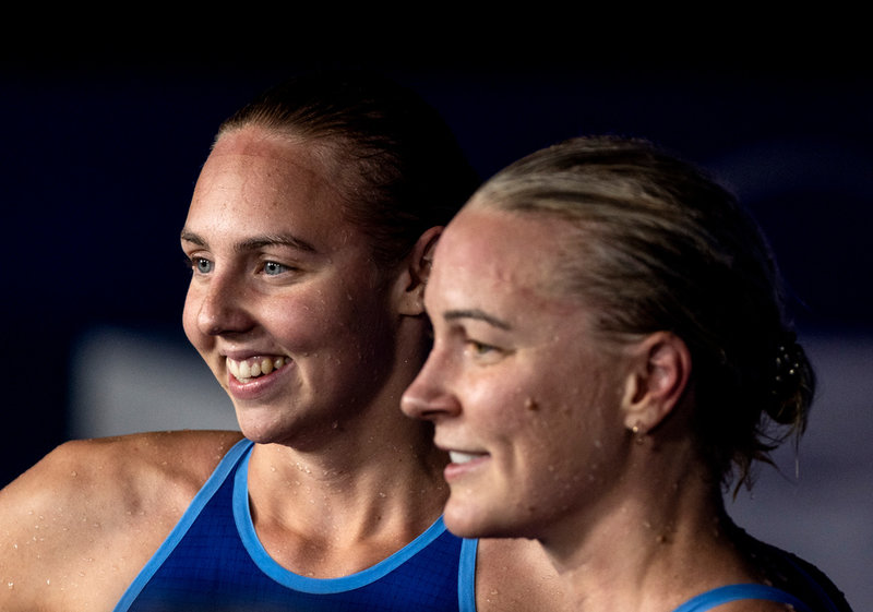 En ny guld-Sara? Sarah Sjöström har utsett Sara Junevik, till vänster, till sin stand-in högst upp på prispallen i Singapore. Arkivbild