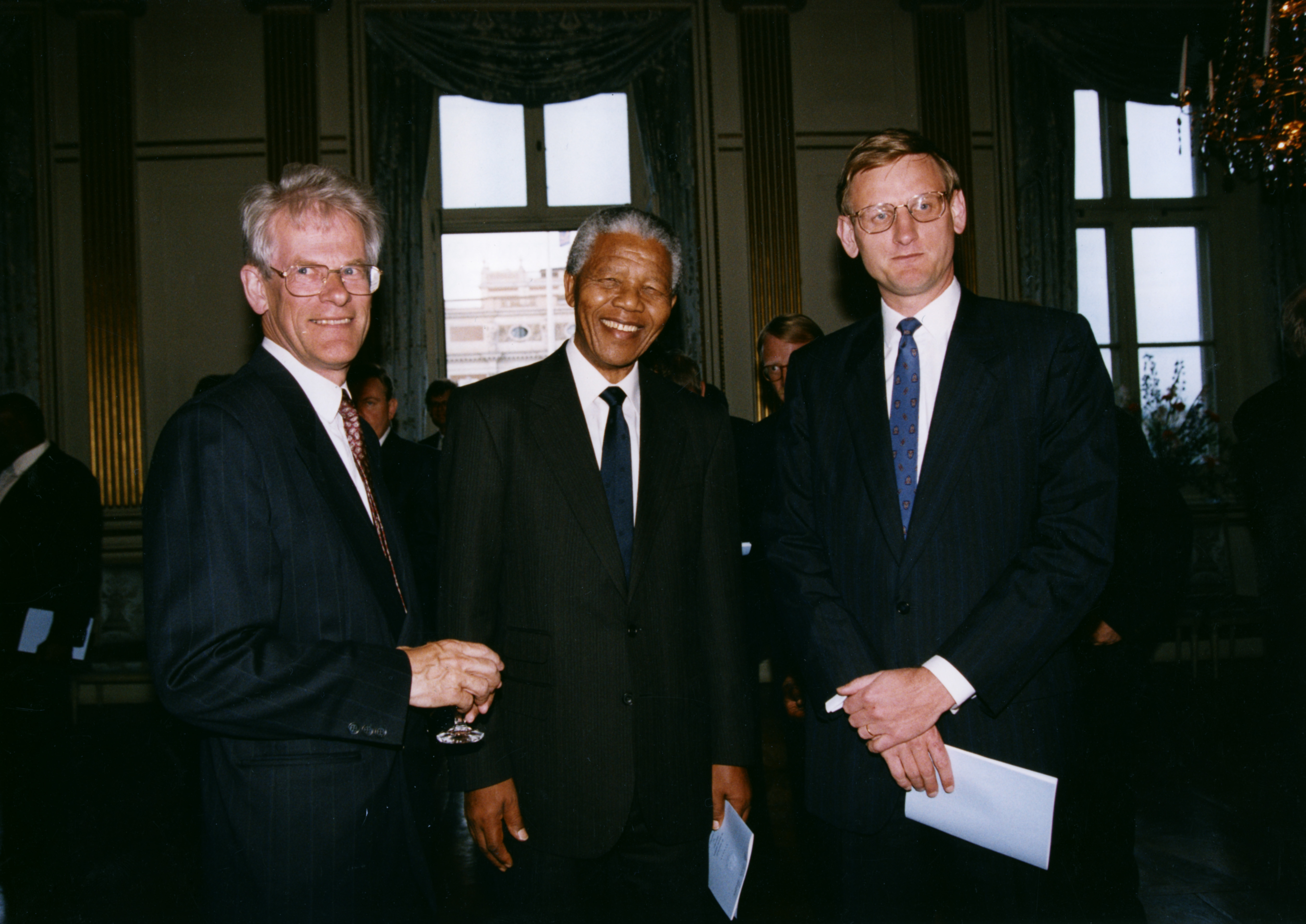På statsbesök i Sverige 1992 med dåvarande statsministern Carl Bildt och oppositionsledaren Ingvar Carlsson.