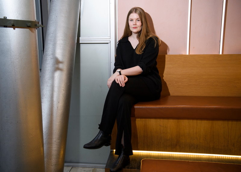 Linnéa Sjödin har studerat på Långholmens författarskola i Stockholm. Det har gjort henne förberedd för debuten – och eventuell kritik. 'Om jag inte hade pluggat på författarskola så hade jag nog varit mer lättkränkt', säger hon.