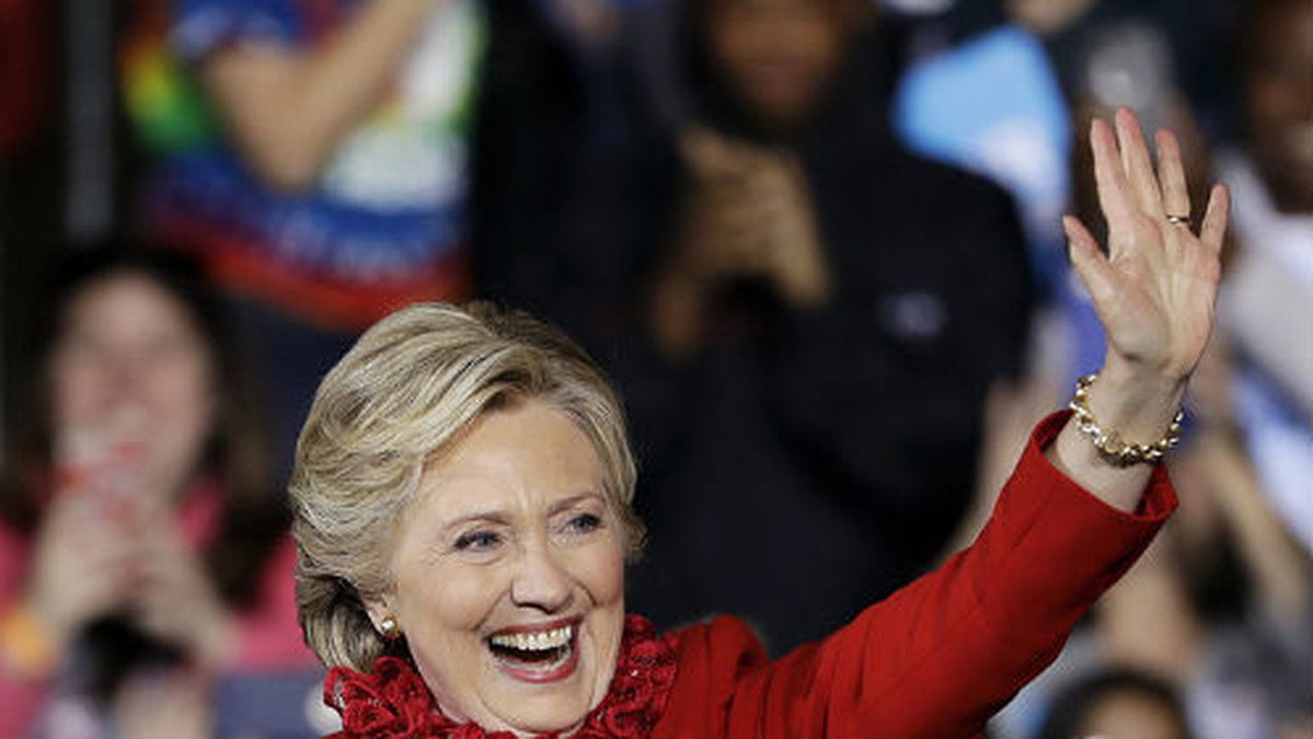 Presidentkandidaten Hillary Clinton och hennes välkända glada vinkning.