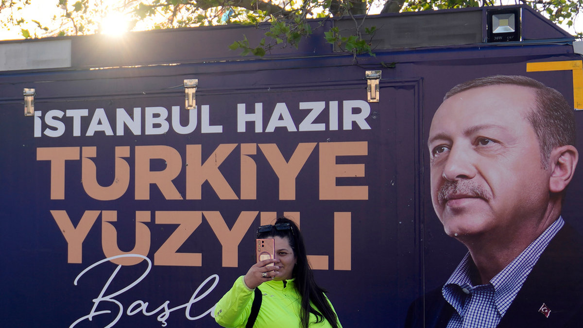 En kvinna tar en selfie ihop med med Turkiets president Recep Tayyip Erdogan inför helgens val.