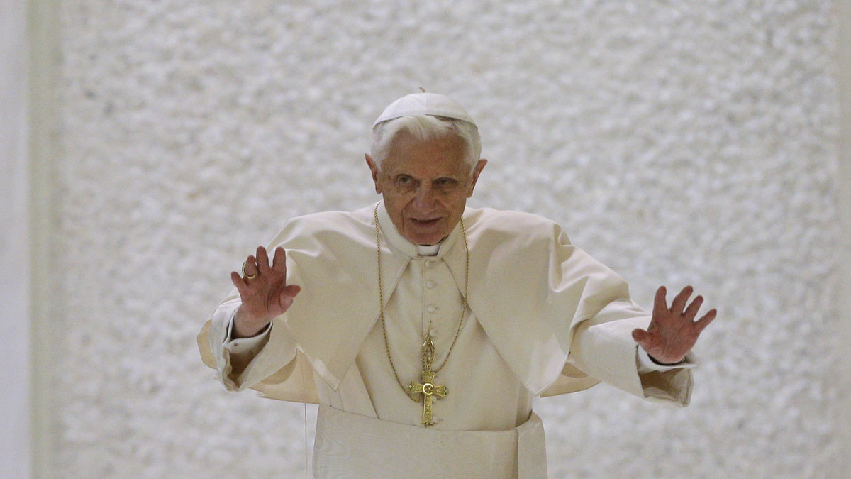 Påven vinkar hej då.