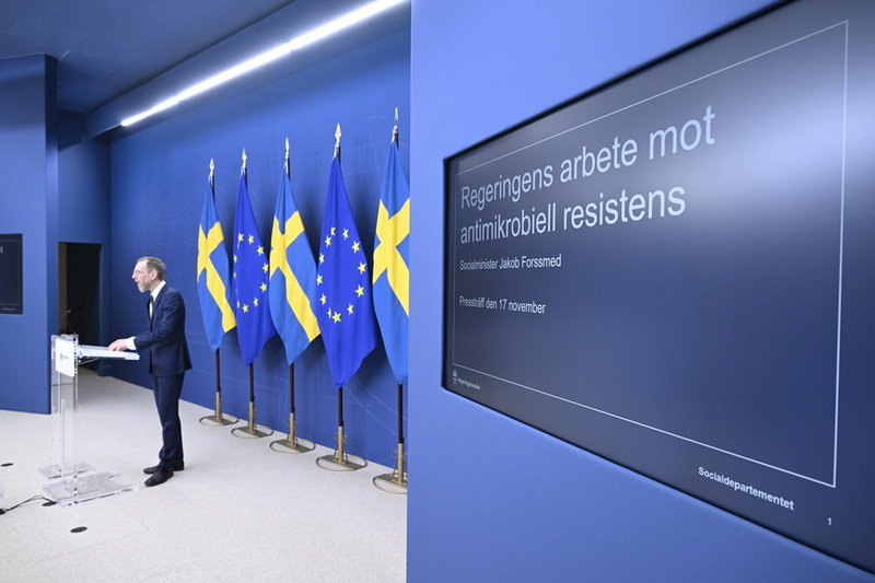 "Resistensnivåerna i vårt närområde och på olika platser i världen är mycket oroande", säger socialminister Jakob Forssmed (KD).