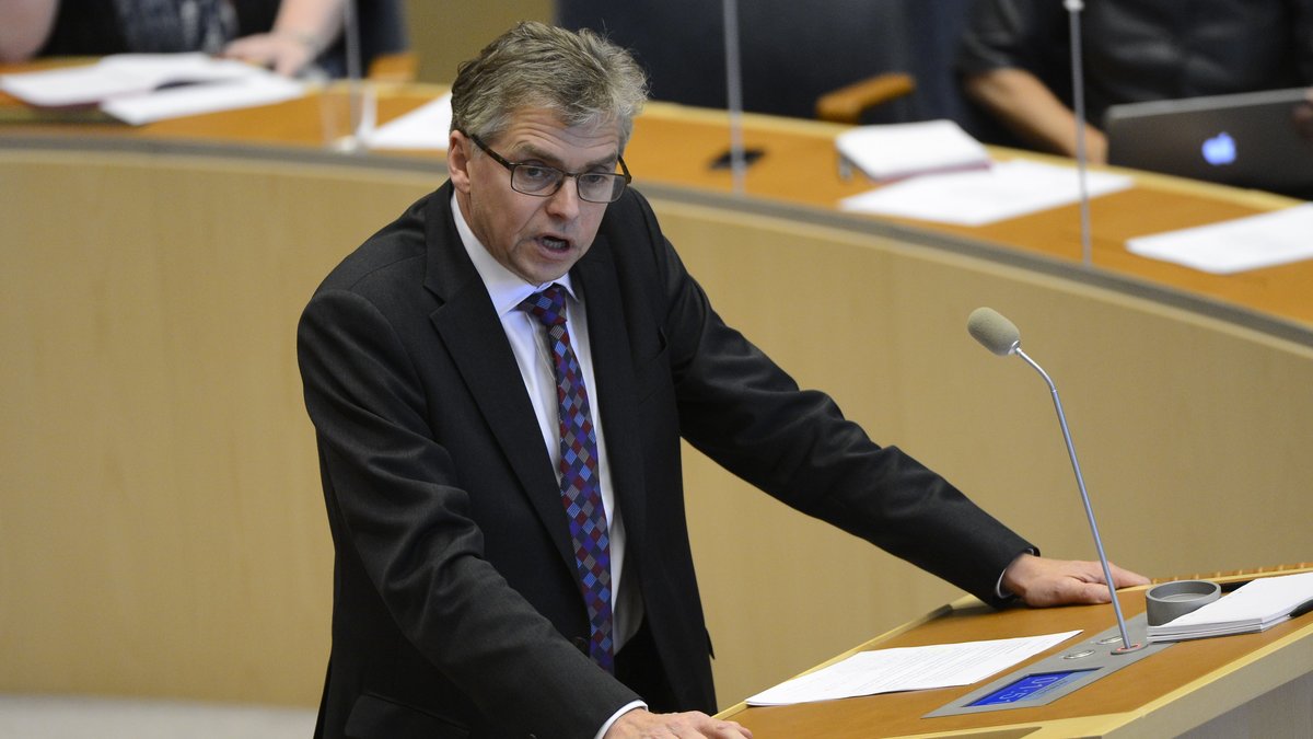 Per Åsling är Centerpartiets ekonomisk-politiske talesperson, sitter som ledamot i Finansutskottet och suppleant i EU-nämnden.